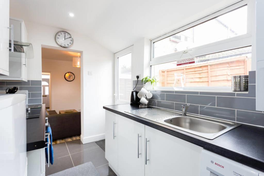 Ashton House - Stylish 2 Bedroom House, Close To Luton Town Center & Airport Kültér fotó