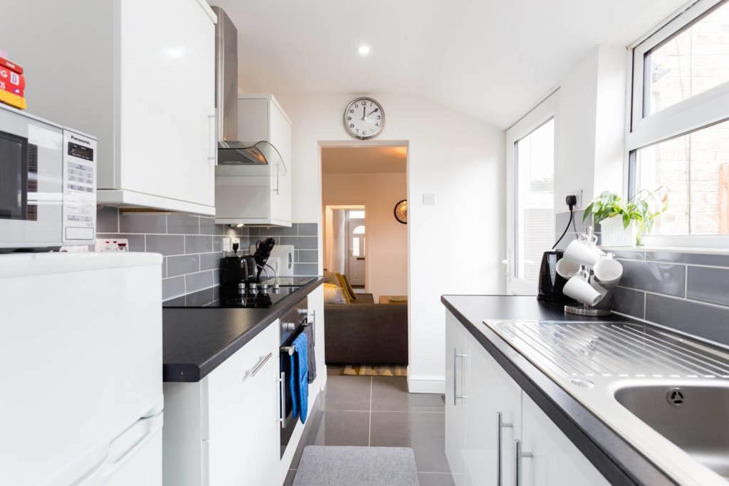 Ashton House - Stylish 2 Bedroom House, Close To Luton Town Center & Airport Kültér fotó