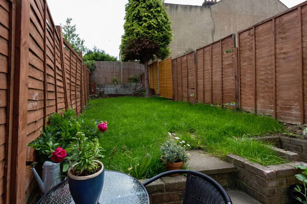 Ashton House - Stylish 2 Bedroom House, Close To Luton Town Center & Airport Kültér fotó